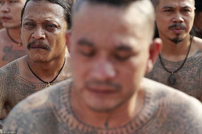 Cùng với tục xăm mình, các tín đồ đến thăm ngôi chùa để tỏ lòng tôn kính với các nhà sư