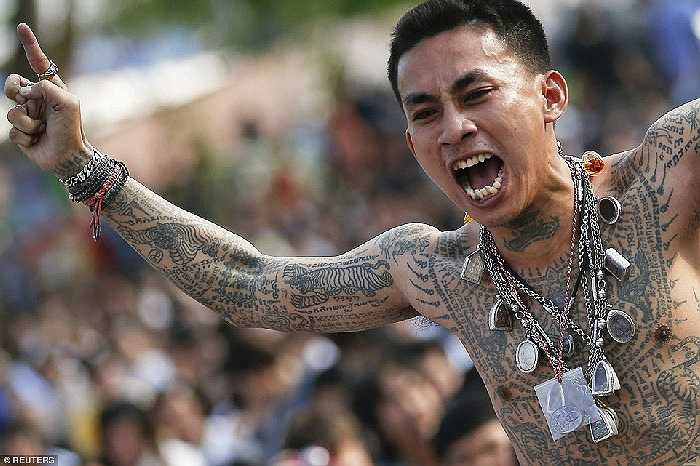 Một tín đồ trong trạng thái bị thôi miên đang bắt chước hành động của một con vật dể tỏ lòng kính trọng của mình