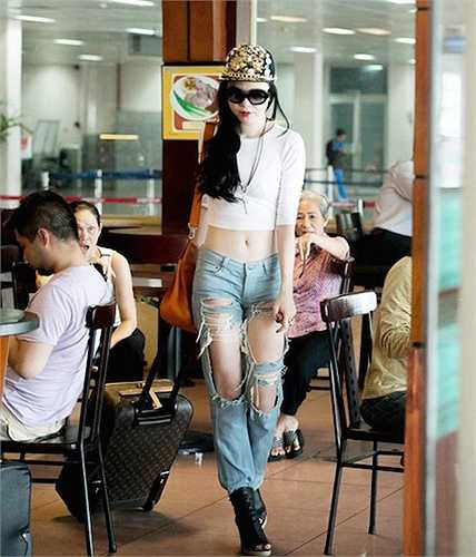 Có thời gian, Trà Ngọc Hằng cùng chiếc quần jeans rách mảng lớn đã trở thành tâm điểm của công chúng Việt 