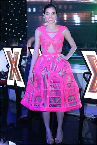 Hồ Ngọc Hà vô ý rơi vào tình huống hớ hênh với chiếc váy chất liệu nhựa độc đáo trên ghế nóng X Factor. Sự cố này cũng là tâm điểm của dư luận thời điểm đó 