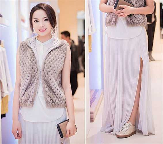 Khoác lên mình bộ hàng hiệu lên tới hàng trăm triệu, song Kỳ Duyên vẫn bị chê xấu vì cách phối hợp đồ không phù hợp, chưa toát lên tinh thần của thiết kế 