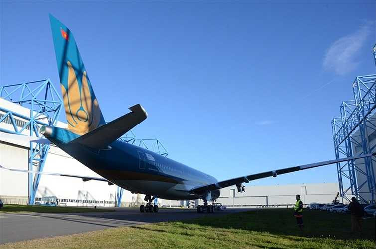 Vietnam Airlines cho biết hãng sẽ sử dụng những chiếc máy bay A350 đầu tiên cho đường bay Hà Nội, TP HCM đi London, bắt đầu từ tháng 7/2015.