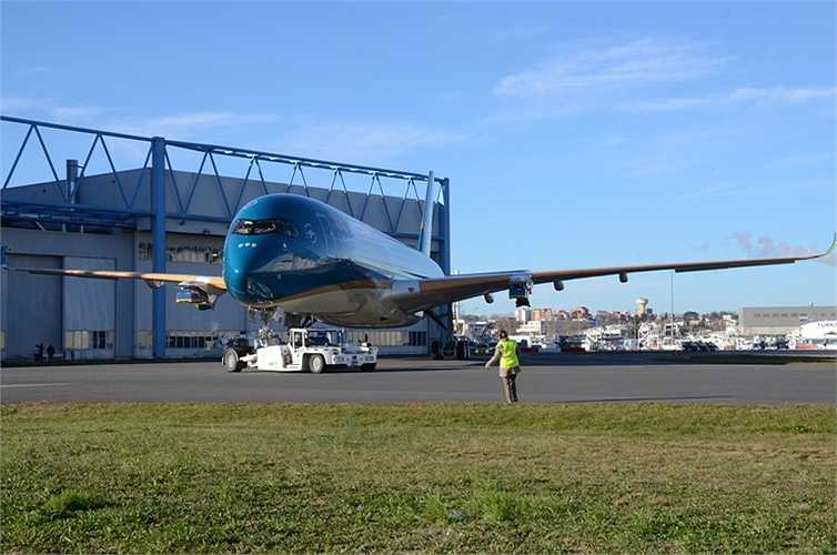 Với tầm bay lên đến 8.500nm/15.580km cùng các tùy chọn về kích cỡ, dòng máy bay A350 XWB có thiết kế phù hợp, đem lại doanh thu tối ưu cho các nhà khai thác, A350 XWB cũng giúp giảm chi phí khi các phi công có thể điều khiển tất cả các phiên bản A350 với cùng 'loại chứng chỉ'.