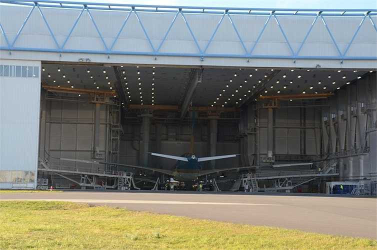 Sau khi hoàn thành quá trình sơn máy bay theo yêu cầu của Vietnam Airlines, chiếc máy bay này sẽ được đưa sang một khu xưởng khác để hoàn thành việc lắp ráp động cơ.