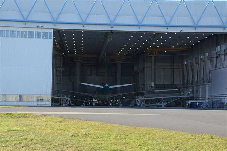 Sáng 6/3, chiếc máy bay thế hệ mới nhất A350 của Vietnam Airlines đã lần đầu tiên lăn bánh tại nhà máy của Airbus (Toulouse - Pháp).