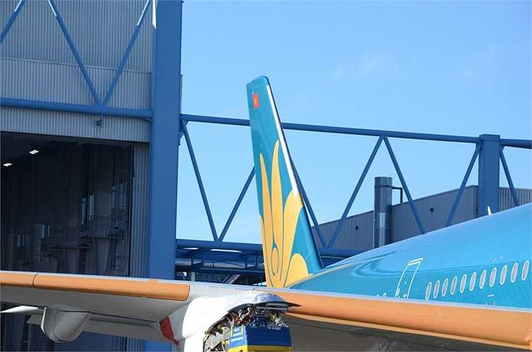 Máy bay có khả năng chuyên chở 369 hành khách ở 2 hạng ghế, bay thẳng không dừng 14.800 km.