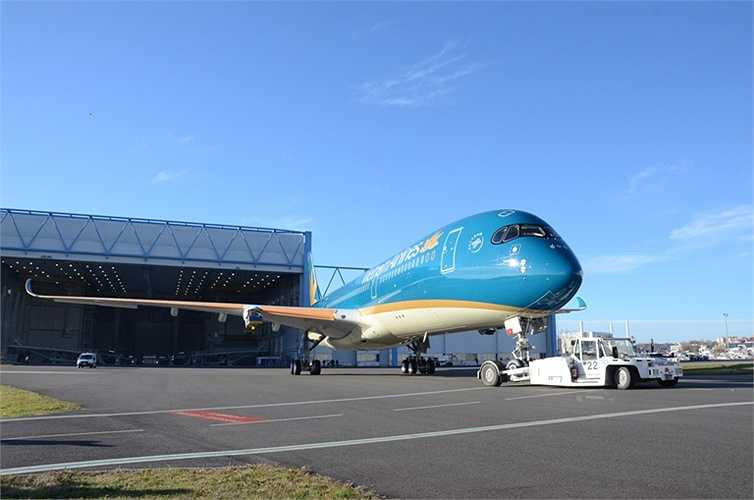 Trước khi bàn giao sản phẩm đầu tiên cho Vietnam Airlines, nhà sản xuất Airbus cũng đã đưa chiếc máy bay thế hệ mới nhất tới Nội Bài để biểu diễn.