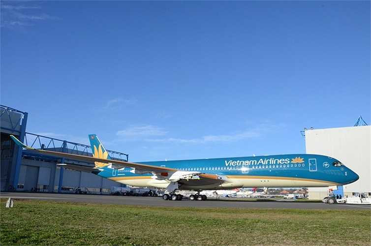Thân máy bay A350 hoàn toàn mới làm từ sợi carbon gia cố (CFRP) giúp giảm tiêu thụ nhiên liệu và chi phí bảo trì. 