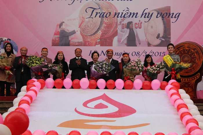 Dàn sao Việt hội tụ trong ngày hội hiến máu "Lễ hội Xuân hồng" 2015