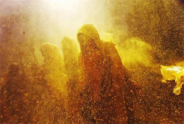 Những người phụ nữ nhảy múa trong lễ hội Holi tại Vrindavan, Ấn Độ