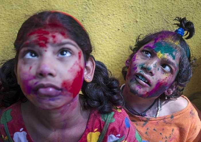 Trẻ em rất hào hứng với lễ hội sắc màu