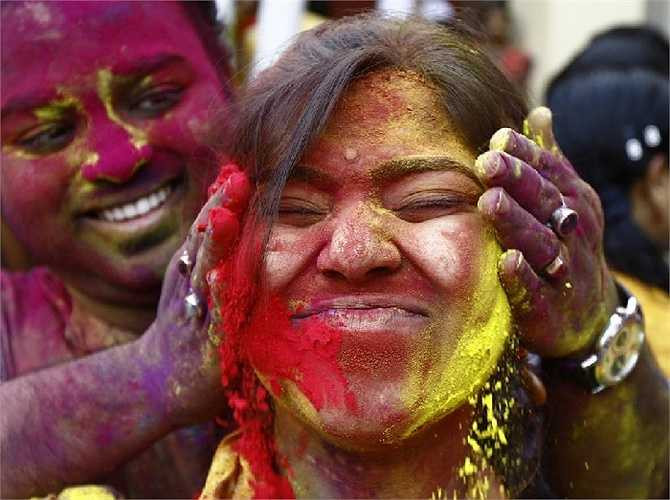 Một sinh viên với đầy bột màu trên mặt tại lễ hội Holi ở Kolkata, Ấn Độ