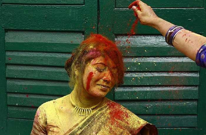 Theo quan niệm của họ, trên người càng dính nhiều bột màu họ sẽ càng may mắn