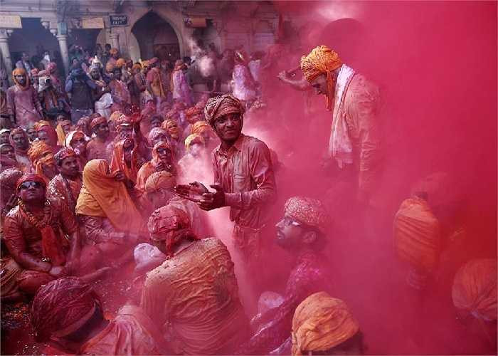Những người đàn ông 'tắm' bột màu tại lễ hội Holi ở Barsana, miền bắc Ấn Độ
