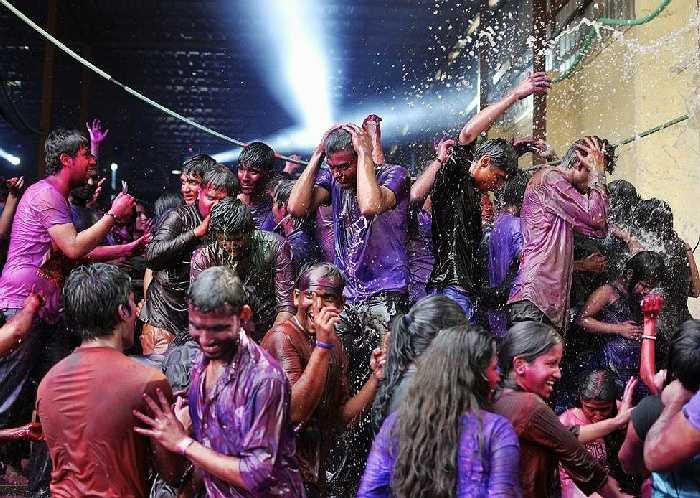 Mọi người ướt sũng trong nước màu trong lễ hội Holi tại Bengaluru, Ấn Độ