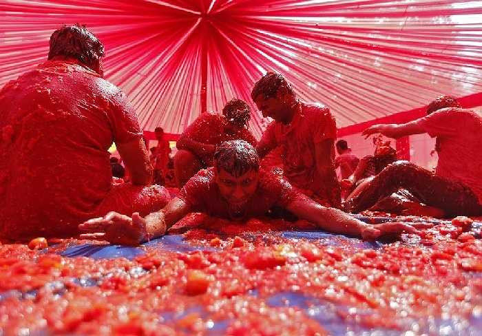 'Chơi' với bột cà chua như một phần không thể thiếu của lễ hội Holi tại Ahmedabad, Ấn Độ