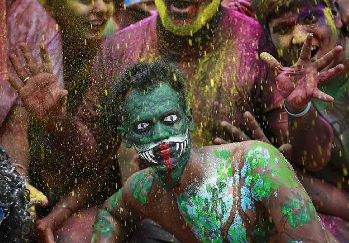 Những chiếc mặt nạ màu sắc có một không hai tại lễ hội Holi ở Mumbai, Ấn Độ