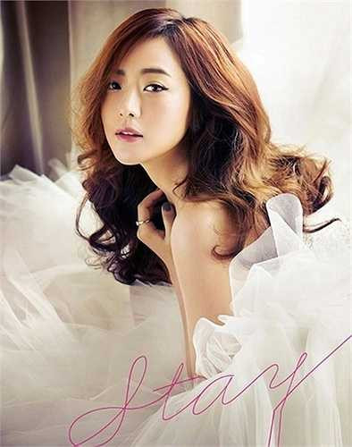 Ngọt ngào, trẻ trung nhưng không kém phần nền nã, thanh lịch - phong cách của bà mẹ trẻ Kim Hee Sun mỗi lần xuất hiện cũng là một lí do để cô luôn nổi bật giữa 'rừng' mỹ nhân Hàn. 