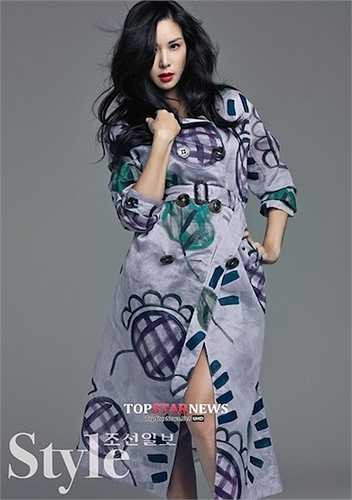 Đã là mẹ của hai nhóc tì nhưng bà xã của Jang Dong Gun vẫn rất đẹp, cô sở hữu gương mặt mà nhiều người đẹp Hàn ưa chuộng: sống mũi cao thanh mảnh, cằm thon gọn, làn da mượt mà. 