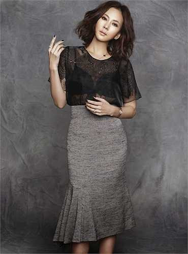 Bà mẹ đến từ xứ Kim Chi này sở hữu một phong cách hoàn hảo, trẻ trung, tươi sáng và vô cùng sành điệu. Có thể nói, cô chính là tấm gương để mọi phụ nữ Hàn Quốc noi theo. 