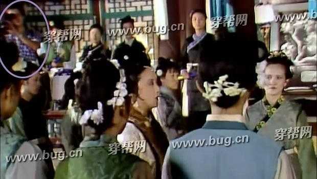 Ở cảnh phim Tần Khả Khanh qua đời, Ninh Phủ yêu cầu Vương Hy Phượng đến tiếp quản, khán giả đã nhận ra một người đàn ông cầm máy quay ở góc trái màn hình.