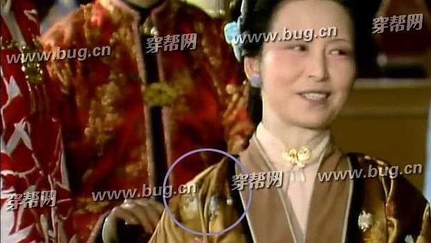 Trong cảnh này, Nhị phu nhân là mẹ của Bảo Ngọc mặc chiếc váy màu gụ.