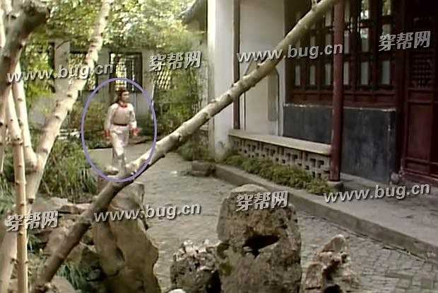 Chỉ bước vào sân, bộ trang phục của Giả Bảo Ngọc hoàn toàn thay đổi.