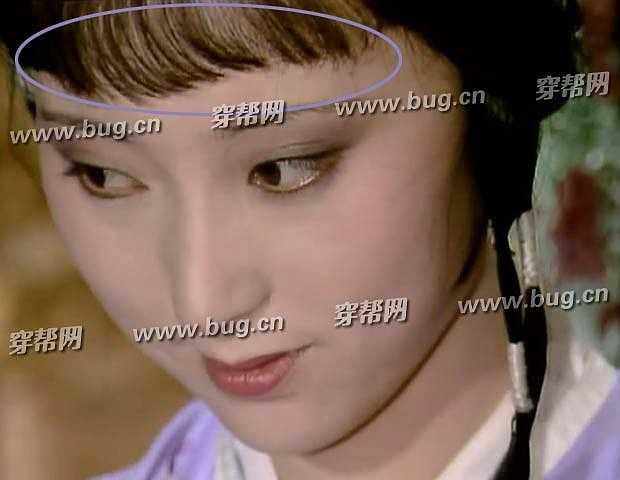 Lần đầu tiên đến nhà họ Giả, Lâm Đại Ngọc được khen xinh đẹp, tóc mái phủ kín trán.