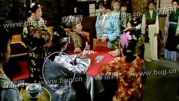 Nhưng chỉ vài phút sau khi chơi bài cùng các phu nhân khác, trang phục của bà đã đổi màu.