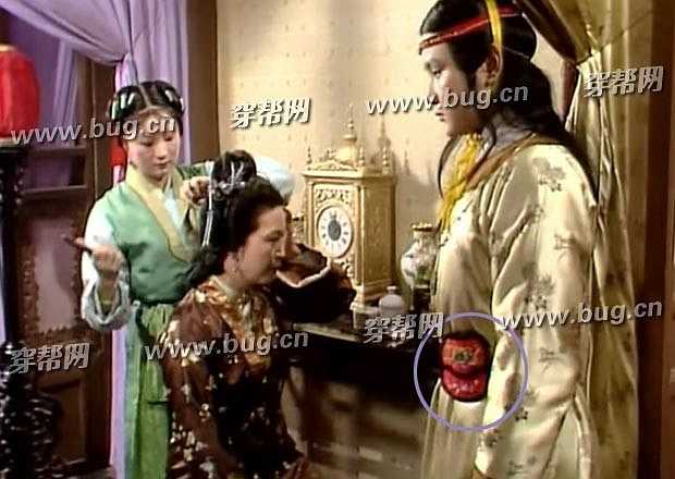 Ở cảnh phim này, chiếc túi bên hông của Giả Bảo Ngọc là màu đỏ.