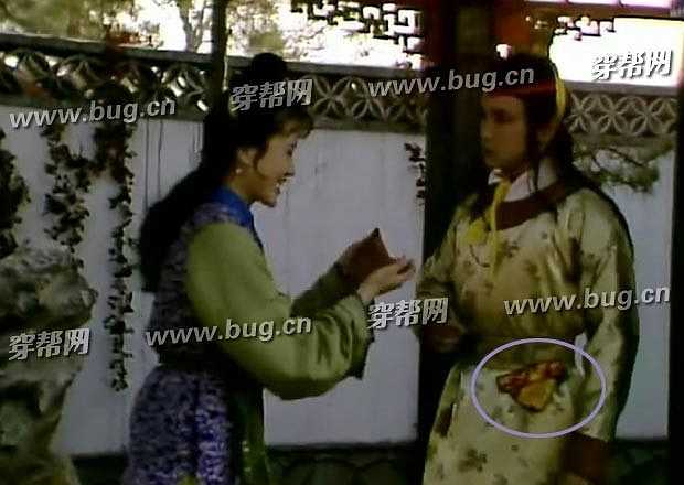 Chỉ thoáng sau, vẫn trang phục đó nhưng chiếc túi đã đổi màu vàng.