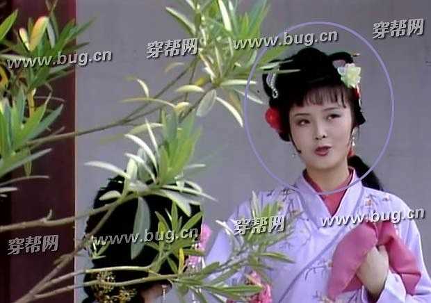 Nhưng khi đến nơi, kiểu tóc của Tam tỷ và màu hoa cài tóc cũng biến đổi.