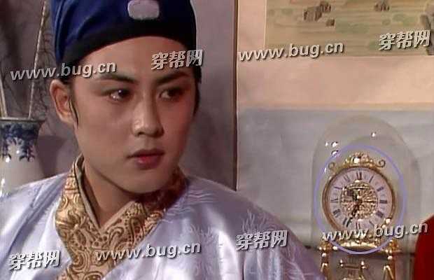 Khi đôi vợ chồng Giả Liễn và Phượng Ớt trò chuyện, Phượng Ớt nói: 'Vương gia nhà chúng ta tài hoa'. Khi nói câu này, đồng hồ chỉ 10 giờ 35 phút.