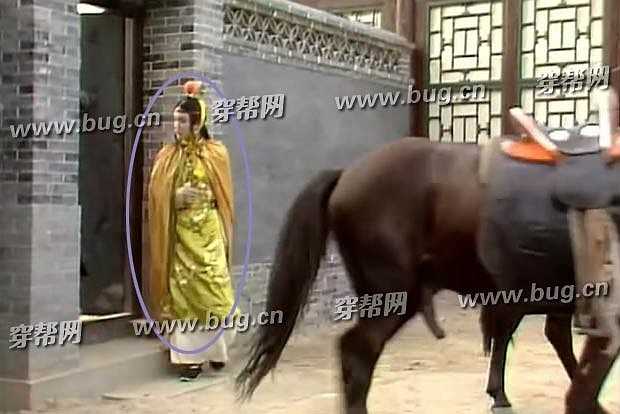 Trước khi vào sân, trang phục của Giả Bạo Ngọc khá cầu kỳ.