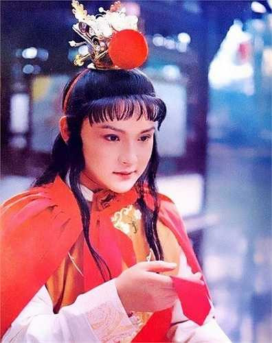 Hồng Lâu Mộng là một trong Tứ đại kỳ thư của Trung Quốc, được tái hiện nhiều lần trên màn ảnh. Trong đó, bản phim do Âu Dương Phấn Cường đóng được coi là kinh điển nhất. Quả thật, những diễn viên từng tham gia bản phim năm đó cho đến giờ vẫn được ca tụng như hình mẫu khó có thể thay thế.