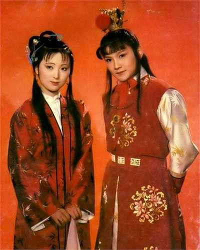 Một Lâm Đại Ngọc thùy mị, có nét kiêu kỳ, đỏng đảnh, cầm kỳ thi họa hội đủ, nhưng lại đa sầu đa cảm chỉ mãi được nhớ đến qua diễn xuất của Trần Hiểu Húc; một Phượng Ớt chanh chua nhưng sắc sảo và quyến rũ gắn liền với nữ diễn viên Đặng Tiệp. Và Giả Bảo Ngọc sống trong nhung lụa có nét thư sinh nhưng chí hướng khác biệt đã đóng khung với nam tài tử Âu Dương Phấn Cường.