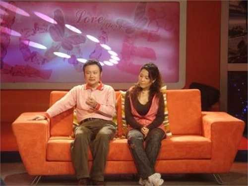 Về đời sống riêng tư, Âu Dương Phấn Cường chọn cuộc sống bình lặng. Tài tử này quen vợ - Khang Lệ vào năm 1971, khi đó Phấn Cường mới 18 tuổi và là diễn viên chưa có tên tuổi. Tài tử kể lại thời điểm đó, ông thấy Khang Lệ rất đẹp và lại chân thành nên đã chủ động theo đuổi. 