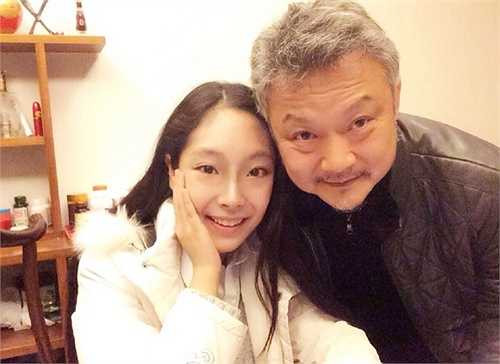 Tình cảm nảy nở sau những lần đi dạo đơn sơ trên phố. Năm 1996, cặp đôi sinh con gái Âu Dương Văn Hâm. Cô bé giờ đã là thiếu nữ và đang học biên kịch. Nguồn: Dân Việt