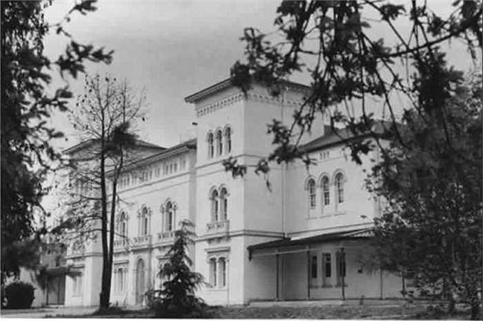 Trại tị nạn Beechworth Lunatic, Úc : Hoạt động như một bệnh viện tâm thần từ năm 1867 đến năm 1995, có khoảng 9.000 bệnh nhân chết ở đây và nhiều người cho rằng nơi này bị ma ám