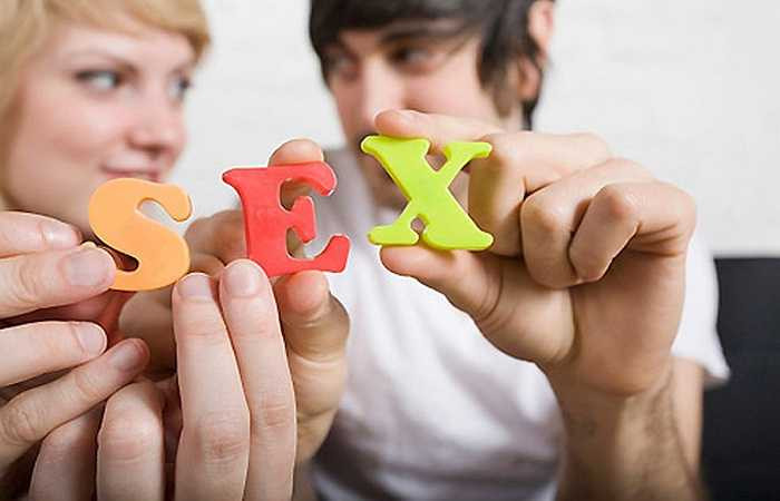 Không dùng dao, kéo cắt tỉa 'rừng rậm': 'Cậu nhỏ' vô cùng nhạy cảm và dễ tổn thương. Bạn suy nghĩ đơn giản chỉ dùng kéo để cắt tỉa 'vi-ô-lông', nhưng nguy cơ va chạm là rất cao. Tốt nhất bạn nên chọn các waxing an toàn để 'rừng rậm' thoáng mát hơn.