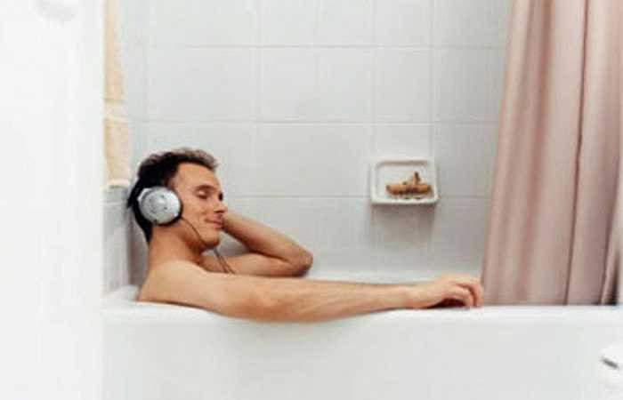 Xông hơi: Nhiệt độ thích hợp nhất cho nam giới để sản sinh tinh trùng là 35,6 đến 36°C, nhưng nam giới hay có thói quen tắm nước nóng hoặc ngồi xông hơi ở trong phòng xông hơi, sauna quá lâu, do 'cậu nhỏ' phải 'chịu nhiệt' nên làm cho tinh binh sinh sản giảm đi hoặc xuất hiện tinh binh chết. Vì vậy, nam giới nên cẩn thận với việc tắm sauna xông hơi, nhiệt độ tắm thường ngày nên ở khoảng 34 độ là tốt nhất.