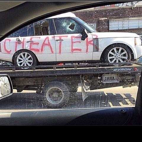 Xe sang trở thành nạn nhân trong cơn cuồng ghen