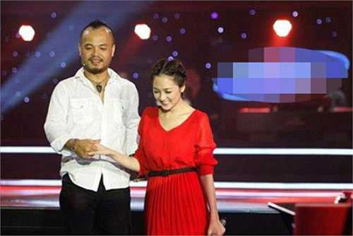 Cũng tại The Voice, Bảo Anh dính nghi án có tình cảm với nam huấn luyện viên Trần Lập.