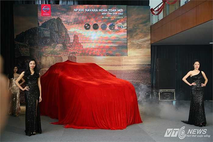 Hôm 9/3, Nissan Việt Nam quyết tâm lấy lại lợi thế cạnh tranh trong phân khúc bán tải cho dòng xe Navara bằng phiên bản hoàn toàn mới đậm 'chất đàn ông', được nhập khẩu trực tiếp từ Thái Lan mang tên Navara NP300. 
