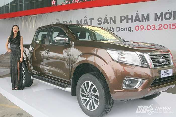 NP300 Navara được trang bị hệ thống gài cầu điện tử Shift-on-the-fly, giúp người sử dụng có thể chuyển sang hai cầu bằng cách xoay núm điều khiển cho dù xe đang di chuyển ở tốc độ lên đến 100km/h.