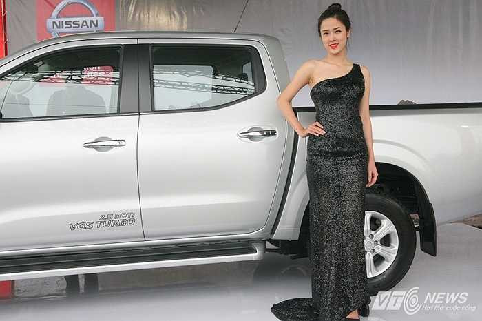 Tính năng hỗ trợ khởi hành ngang dốc của NP300 Navara 2015 sẽ giữ chiếc xe khỏi trôi ngược trong tối đa 5 giây, trước khi người lái chuyển sang đạp ga để xuất phát từ điểm dừng.