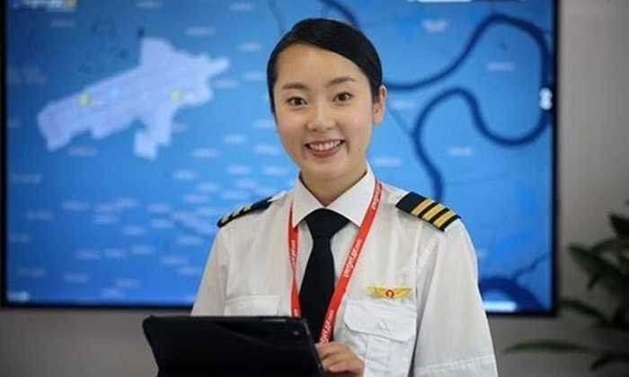 Kyoungjin Kim là một trong những nữ phi công ngoại quốc của hãng bay Việt Nam. Cô gái người Hàn Quốc này đang làm tại hãng bay VietJet Air. Kim đã ở Việt Nam được gần một năm, quen thuộc với thời tiết, nghi thức, phong tục tập quán, đặc biệt thích món phở Việt.