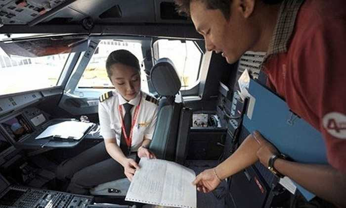 Kim từng là thành viên trong đội bay của Qatar Airways trong khoảng thời gian một năm rưỡi. Khi đang theo học lái máy bay tại Mỹ, nữ phi công 27 tuổi được một người bạn giới thiệu và rồi trở thành phi công tại hãng hàng không Vietjet Air.