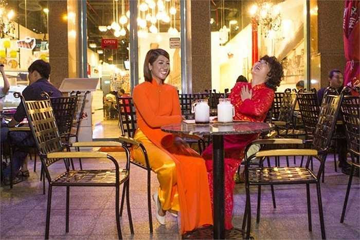 Cũng làm việc tại hãng hàng không Vietjet Air, nữ phi công người Philippines Antonette Parucha tự hào là một trong số ít những bóng hồng trên khoang lái máy bay. Nữ phi công Antonette Parucha (trái) trong bộ áo dài Việt Nam.