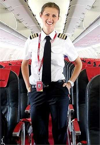 Anna Jastrzebska (30 tuổi), nữ phi công người Ba Lan của Vietjet Air, kể rằng, cha cô là phi công nghiệp dư nên cô có nhiều cơ hội làm quen với máy bay khi còn rất trẻ. Từ đó, Anna bắt đầu đam mê bầu trời.